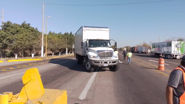 Zona de la autopista donde se registró la volcadura de un automóvil.