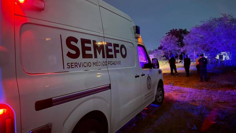 Personal del Semefo acudió al ejido San Manuel para realizar el levantamiento del cuerpo de la mujer asesinada a balazos.