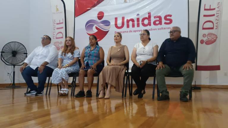El Gobierno de Mazatlán y el DIF Municipal entregó los estímulos económicos de “Unidas”, para madres solteras.