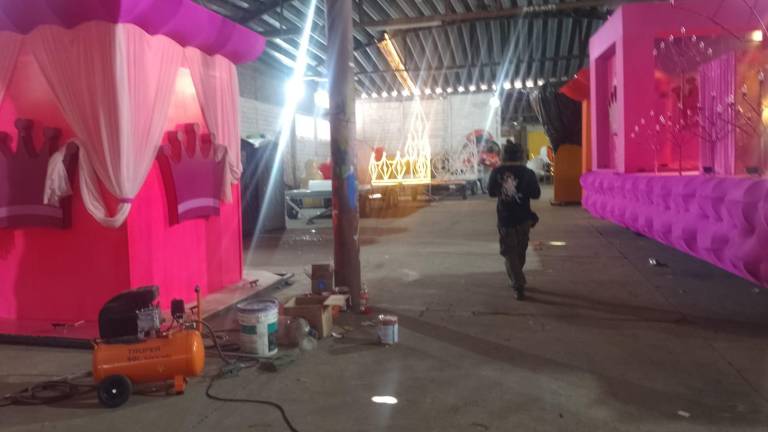 En los talleres realizan los últimos detalles de los carros luminosos.