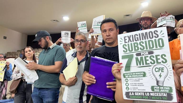 Protesta de usuarios de la CFE en el Congreso de Sinaloa ante los altos cobros por el consumo de electricidad.