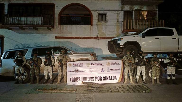 Vehículos blindados asegurados y el arsenal decomisado tras los hechos en San Francisquito, en la zona rural de Mazatlán.