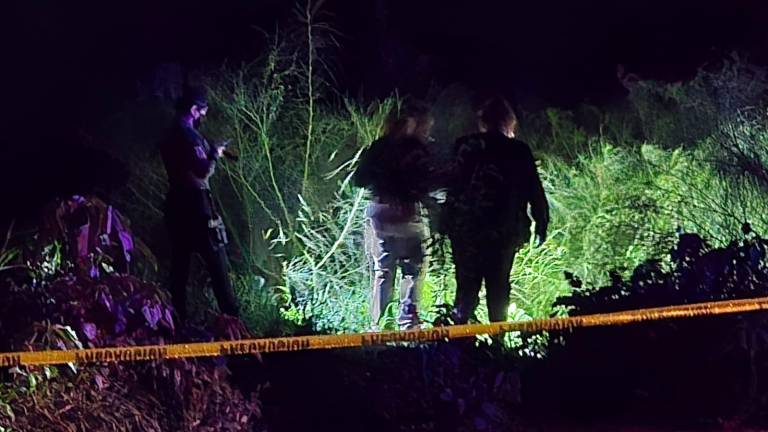 Autoridades localizaron a una persona sin vida y envuelta en plástico a un costado de la carretera estatal Culiacán-Eldorado.