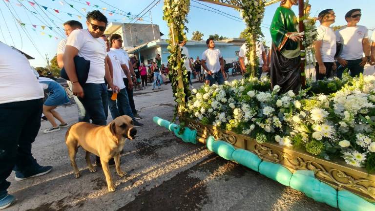 En Agua Verde, dos asiduos asistentes a las celebraciones religiosas llaman la atención, Bruno y Oso.