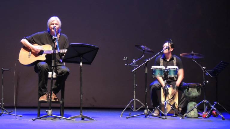 Durante su show, Virulo estuvo acompañado del percusionista sinaloense Daniel Borrego.