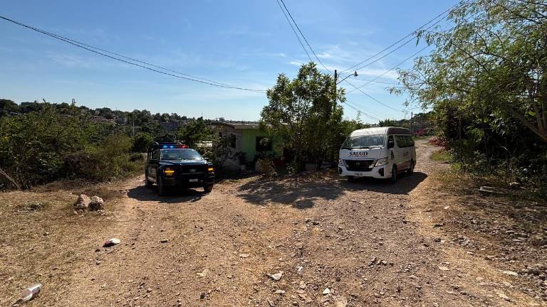 Personal de la Secretaría de Salud implementa un cerco sanitario en la colonia El Roblito, en Escuinapa.