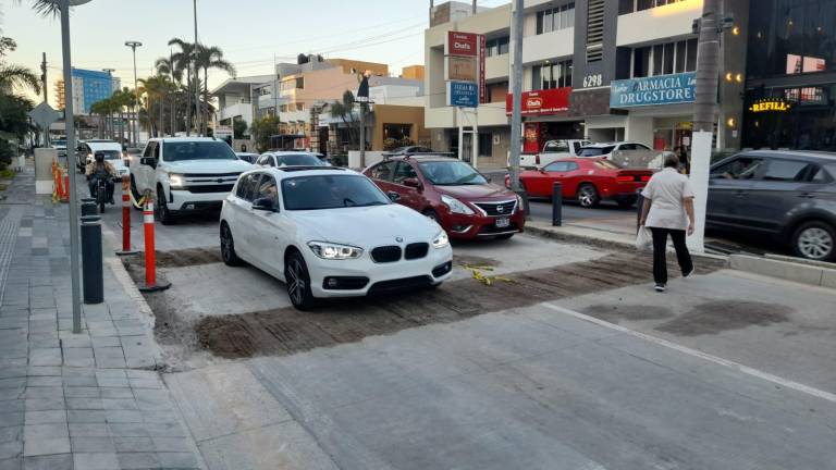 El paso peatonal elevado en la Camarón Sábalo fue retirado.