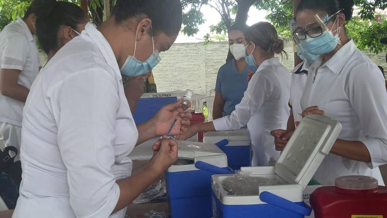Personal de enfermería en uno de los centros de vacunación en Escuinapa.