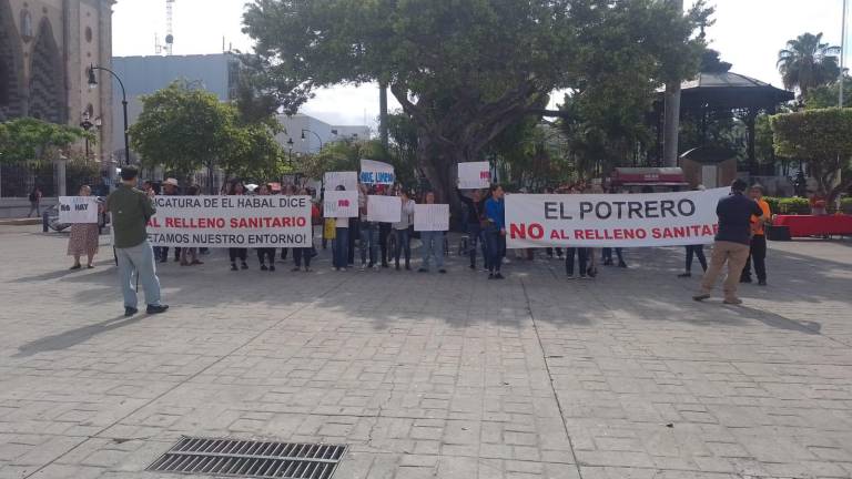 Manifestación de habitantes de comunidades del norte de Mazatlán en contra del relleno sanitario.