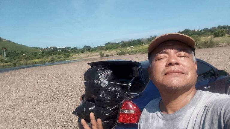 Eleuterio llevó consigo bolsas negras para realizar la labor.