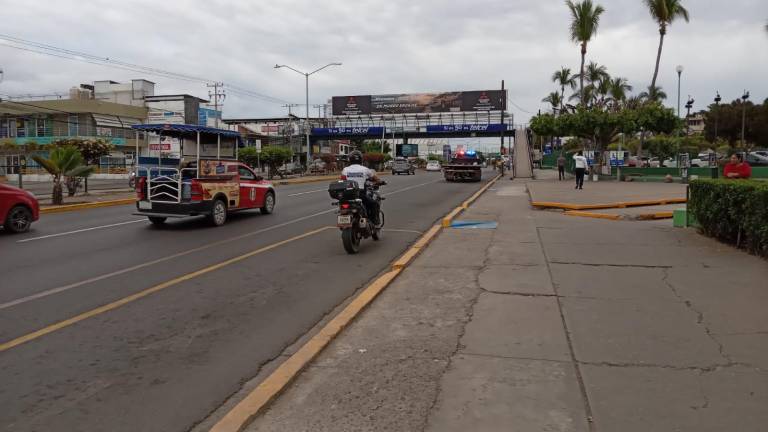 Agentes de Tránsito recorren los alrededores del IMSS nuevo en Mazatlán para evitar que automovilistas se estacionen en línea amarilla.