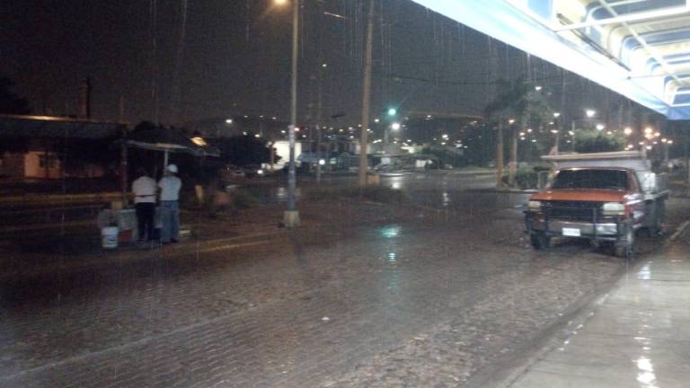 La lluvia sorprendió a quienes esperaban el transporte público para ir a trabajar.