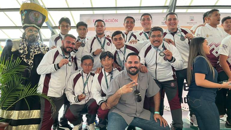 Los integrantes del equipo de Sinaloa muestran su medalla de plata ganada en el Futbol 7 varonil.