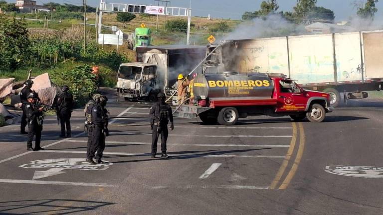 Autoridades de seguridad de Michoacán atienden los bloqueos e incendios carreteros.