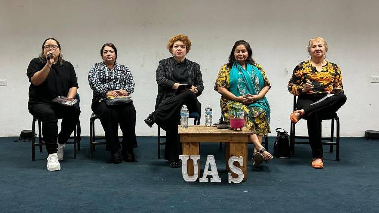 Elizabeth Estolano, Karina Castillo, Flor Estrada, María Félix y Melly Peraza compartieron sus experiencias en el ámbito literario.
