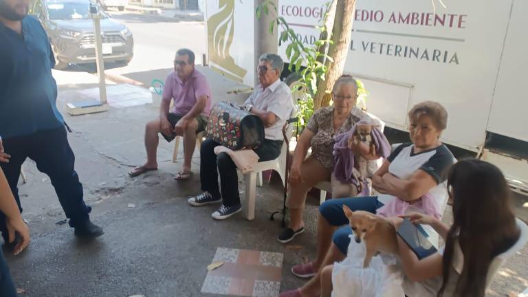 Campaña del Camión Esterilizador en la Colonia Francisco Solís, en Mazatlán.