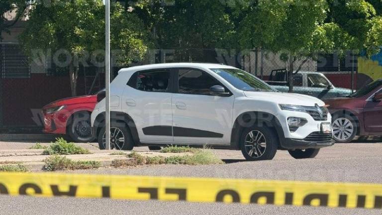 La víctima quedó sin vida en la parte trasera del vehículo, tras un ataque directo registrado en Culiacán.