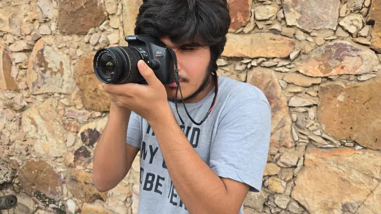 Leonel Hernández Rivas ha vencido la barrera de la discapacidad visual para ejercer una de sus pasiones, la fotografía.