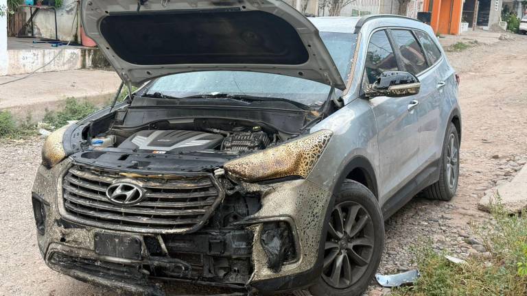 Una camioneta Hyundai color gris registró afectaciones en la defensa delantera como consecuencia de la explosión.