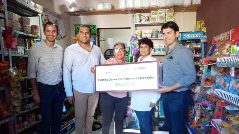 Gaxiola Coppel, entrega créditos a comerciante y artesano de la localidad.