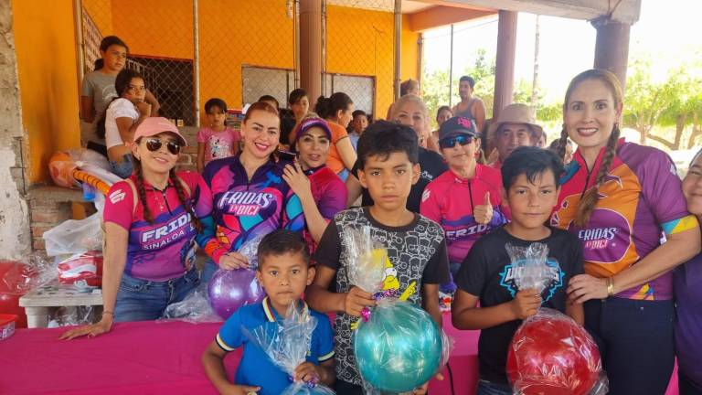 Integrantes de Fridas en Bici Sinaloa reparten alegría a los menores de El Armadillo, en el Día del Niño.