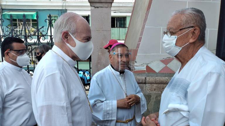 Carlos Aguiar Retes, Arzobispo Primado de México, llega a la Catedral de Mazatlán