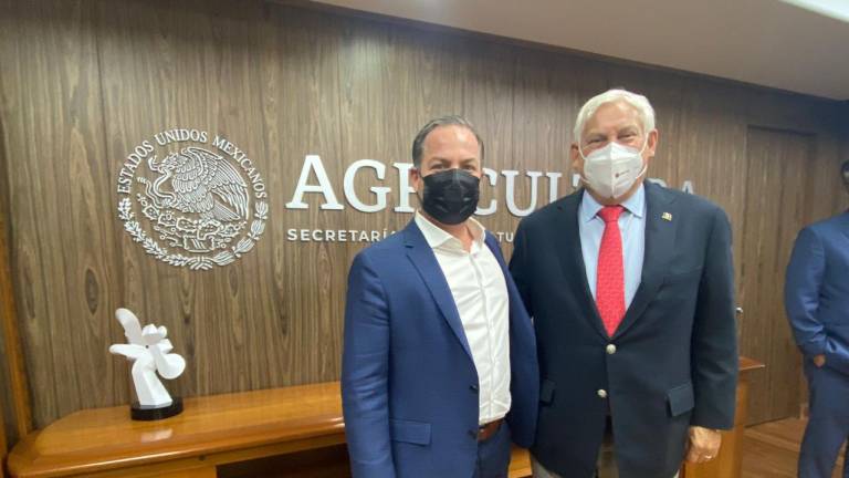 Gustavo Rojo Plascencia, presidente de la Confederación de Asociaciones Agrícolas de Sinaloa, y Víctor Villalobos Arámbura, secretario de Agricultura y Desarrollo Rural.