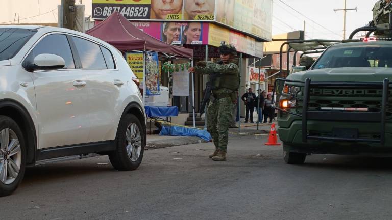 Un hombre muerto y una mujer herida deja ataque armado en marisquería en Culiacán.