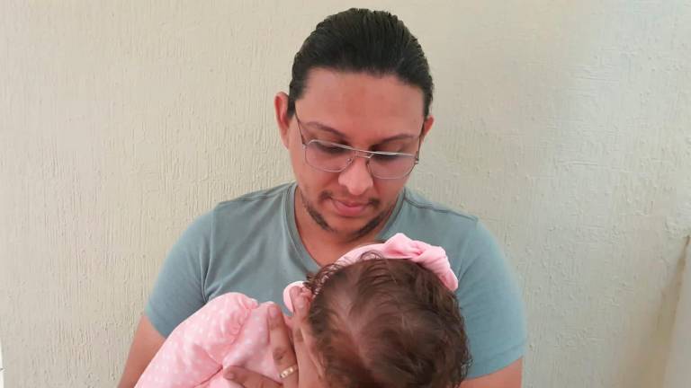 Con apenas unos meses de nacida, Catalina, su hija, fue diagnosticada con una rara enfermedad de la que no se conoce la cura, pero un tratamiento en Francia podría alargar su vida.