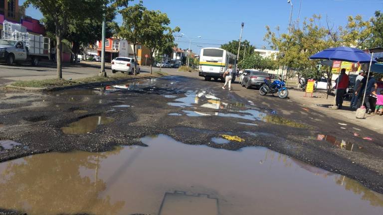 Así luce la zona dañada por los baches en la Avenida Jabalíes, en Mazatlán.