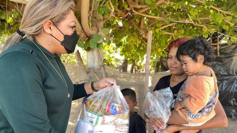 Acompañada de la directora del sistema DIF, Karla Mariel Peraza Hernández, la presidenta tocó la puerta de varios hogares y entregó un paquete de pollo rostizado con sus respectivas guarniciones.