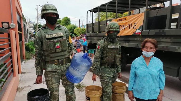 Ejército entra al quite y reparte agua en la Colonia Juárez de Mazatlán; también lo hacen Conagua y Jumapam
