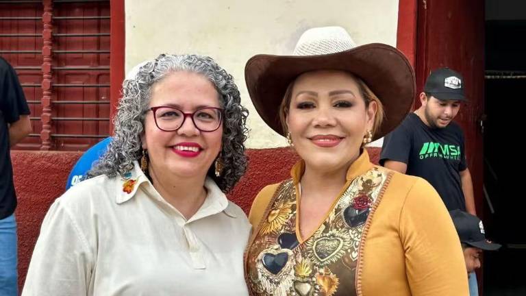 La Alcaldesa de Rosario Claudia Valdez Aguilar felicita a Graciela Domínguez Nava tras su designación como Gobernadora de Sinaloa.
