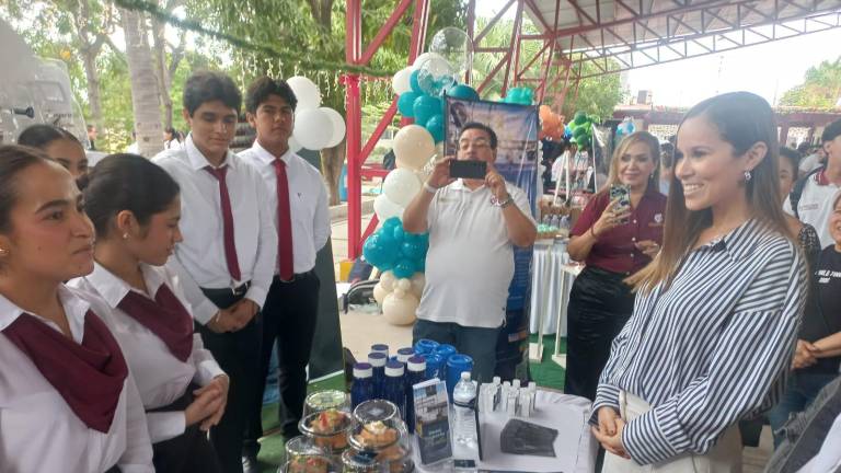 Estudiantes del Cbtis 51 presentaron paquetes y productos turísticos como parte de su graduación en la VIII Feria Turística Hotelera.
