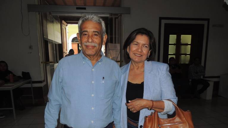 Acompañan a Paulina Salazar en la presentación de su libro