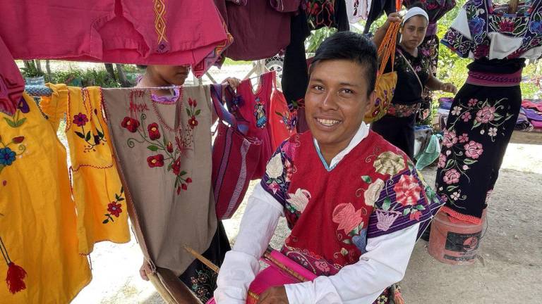 Alan y Mariano, tejedores indígenas que rompieron estereotipos de género