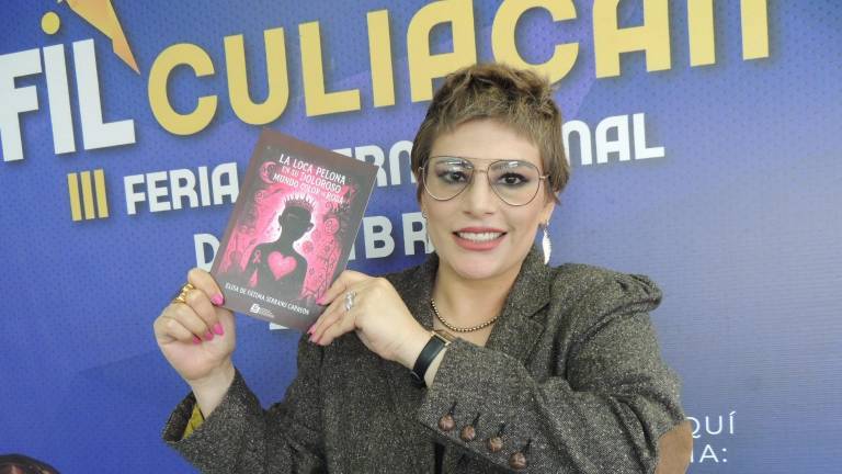 Elisa Carreón presenta su libro La loca pelona en su doloroso mundo color de rosa.