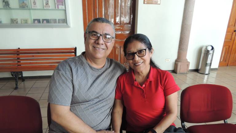 Aplauden la nueva obra de Élmer Mendoza