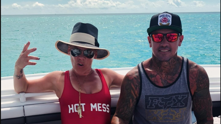 Pink y Carey Hart.