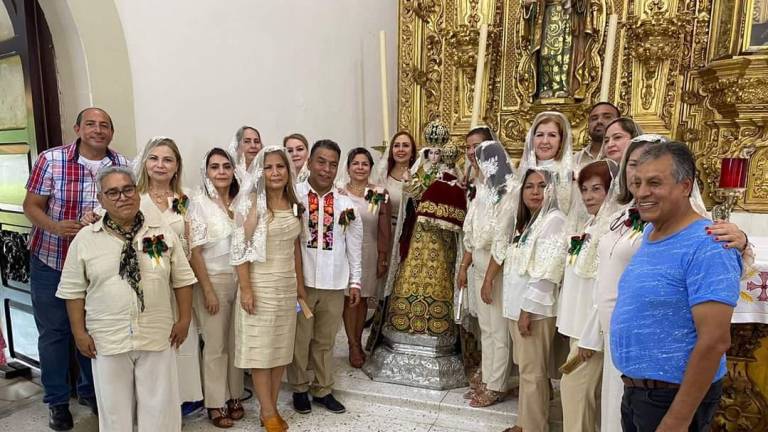 Un grupo de personas de Sinaloa, Nayarit, Nuevo León y Jalisco regaló el vestido a la Virgen del Rosario.