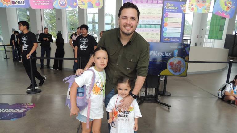 Renato, Ana Isabella y Sofía Espinoza.