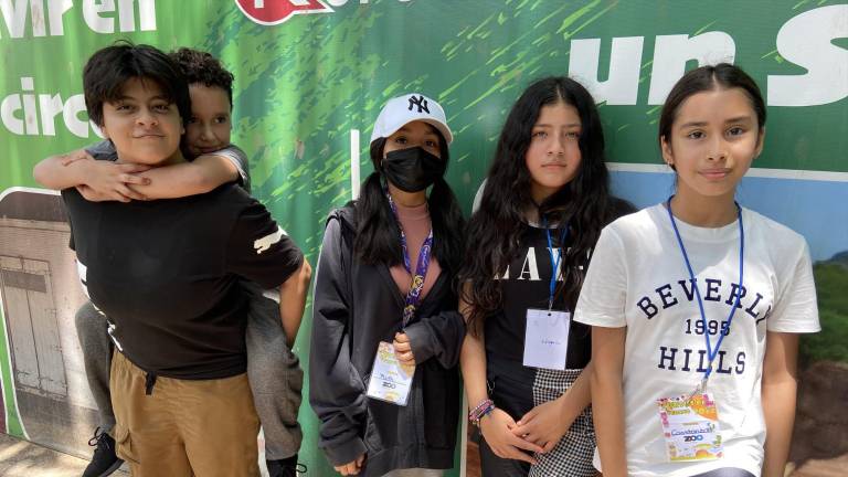 Los chicos recorrieron el Zoológico buscando el tesoro.