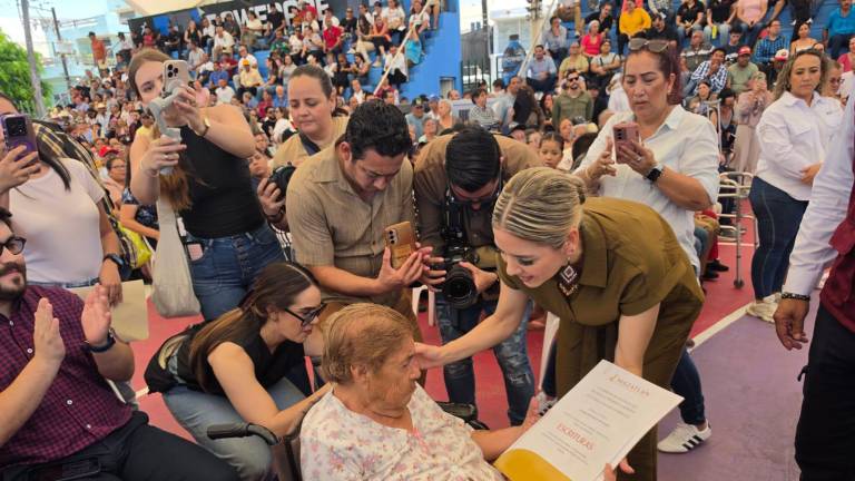 Familias desplazadas por la violencia y habitantes de ejidos de Mazatlán y Concordia recibieron escrituras, títulos y certificados.