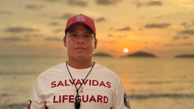 Jorge Antonio Ubario vigila las playas de Mazatlán mientras lleva consigo las enseñanzas y responsabilidades que le ha dejado la paternidad.