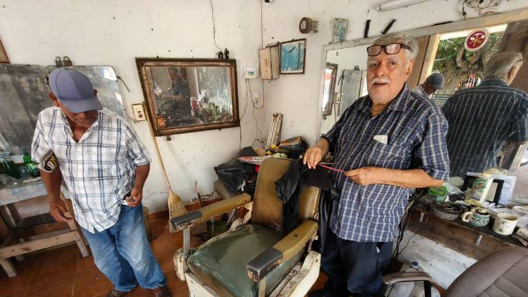 Raúl Uribe ha dedicado 65 años a la barbería en El Rosario, donde continúa atendiendo a sus clientes y preservando un oficio que ha marcado su vida.
