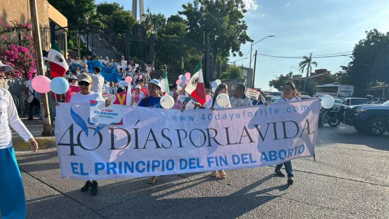 Integrantes de organizaciones civiles y religiosas recorrieron las calles de Culiacán en una campaña nacional de oración para promover la vida.