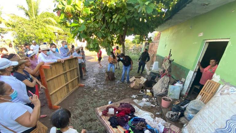 Damnificados por las inundaciones que dejó el huracán Pamela en la comunidad de La Concha.