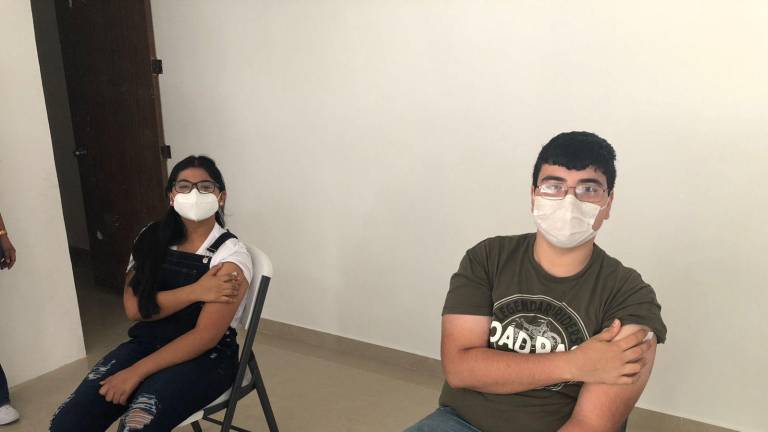 Dos adolescentes que fueron vacunados en Sinaloa, el lunes.
