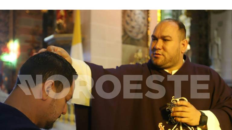 Imposición de ceniza en el inicio de la Cuaresma en la Catedral de Mazatlán.