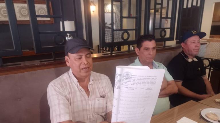 Fernando Izquierdo Canizalez, ex dirigente de los locatarios, mostró el acta constitutiva y un documento donde señala supuestas irregularidades.